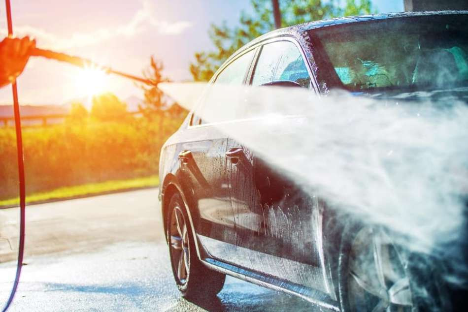Comment bien laver une voiture par temps chaud ?