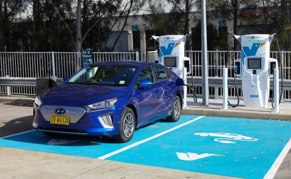 La chaleur estivale est-elle l’ennemie d’une voiture électrique ? Nous comprenons comment la chaleur affecte la réserve de marche