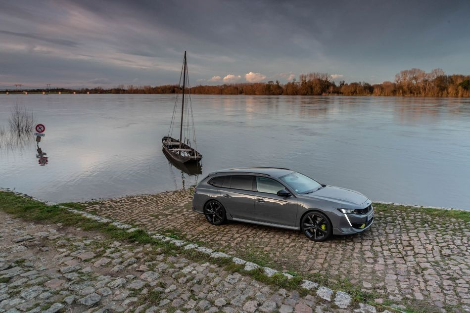 Test du break hybride Peugeot 508 SW PSE de 360 chevaux