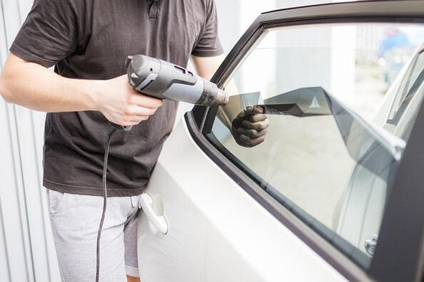 Fatigué de tonifier ? Nous retirons le vieux film de la voiture de nos propres mains