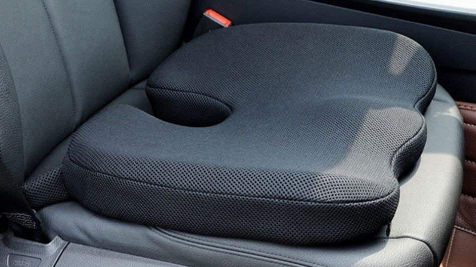Nous choisissons un oreiller orthopédique pour le siège auto
