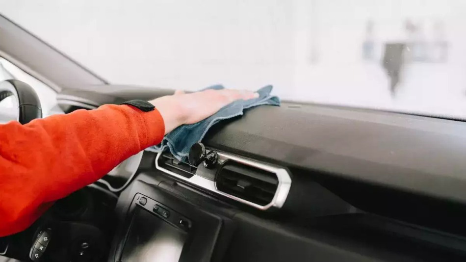 Comment restaurer le plastique à l’intérieur d’une voiture ?
