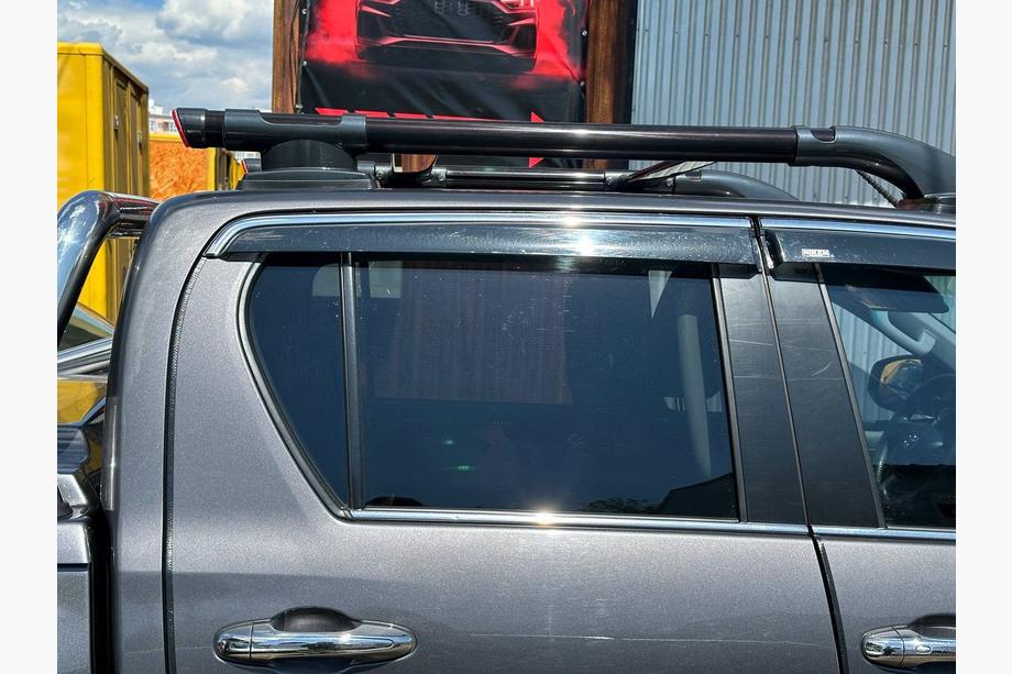 Toyota Hilux 2015- Barres de toit Shark avec traverse Noir Photo 7