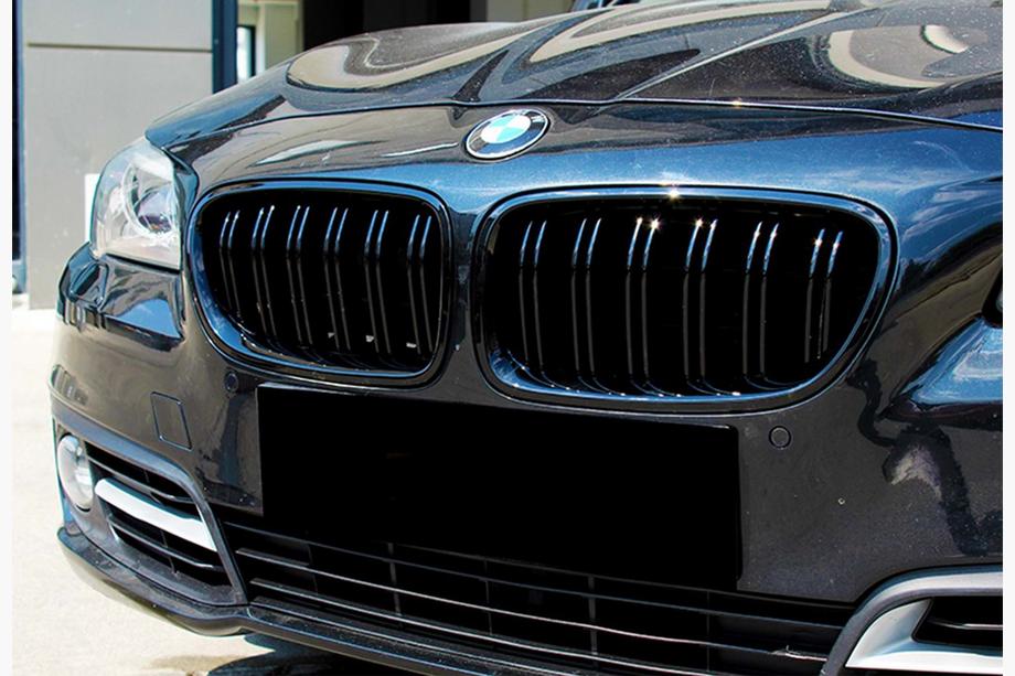 BMW 5 Series F10/F11 2010–2016 Calandre M-Look (Noir Brillant) Image