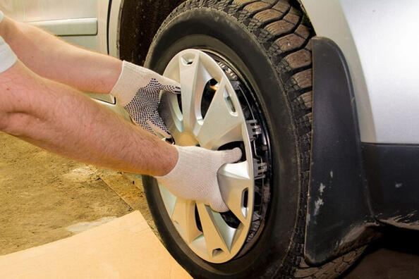 Comment installer des capuchons sur les roues d’une voiture ?