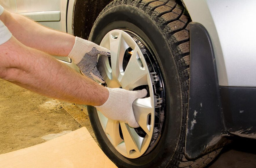 Comment installer des capuchons sur les roues d’une voiture ?