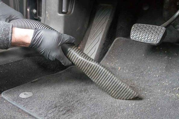 Comment nettoyer les tapis de voiture : méthodes éprouvées