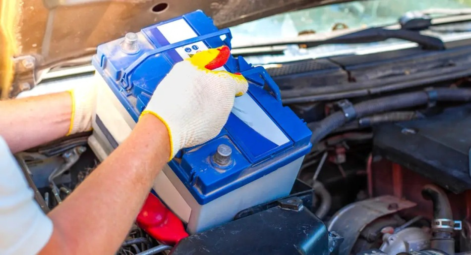 Comment bien retirer la batterie de la voiture ?