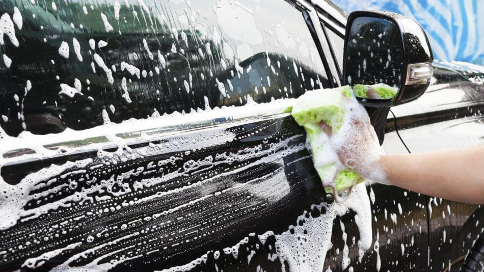 Est-il possible de laver la voiture avec des produits ménagers ?