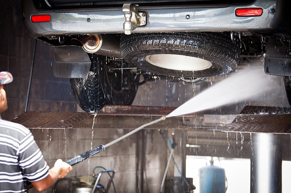 Comment bien laver le bas de la voiture ?