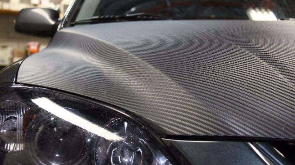 Retirer le film de carbone d’une voiture de vos propres mains : conseils pratiques