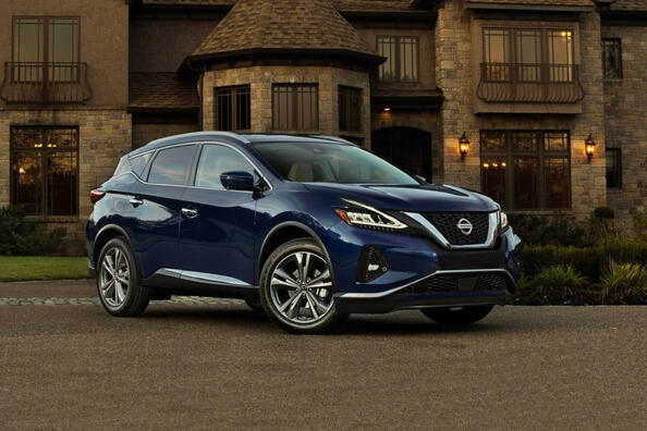 Aperçu du crossover Nissan Murano élégant et confortable Photo 1
