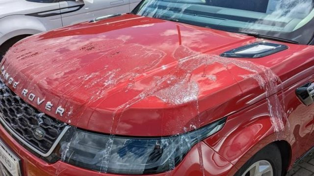 Que faire si la voiture est recouverte de peinture ou d’acide ?