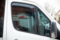 Mercedes Sprinter W906 2006–2018 Déflecteurs de vitres à insérer (fumés, 2 pcs, Cagatay) photo 1