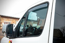 Mercedes Sprinter W906 2006–2018 Déflecteurs de vitres à insérer (fumés, 2 pcs, Cagatay) photo 6
