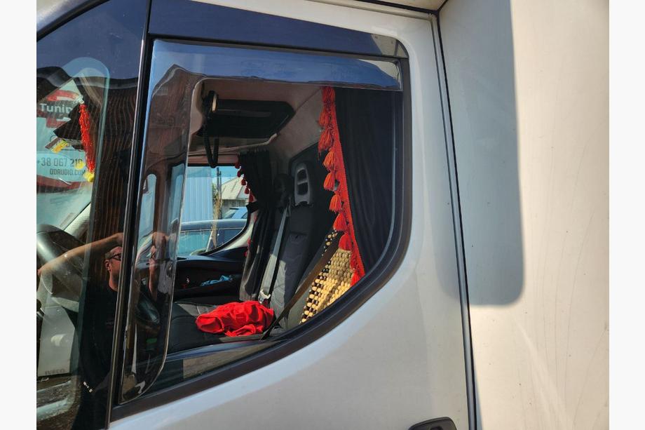 Iveco Daily 2014- Déflecteurs de vitres à insérer (fumés, 2 pcs, Cagatay) Image