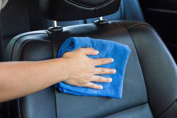 Comment assouplir le cuir dur dans une voiture ?