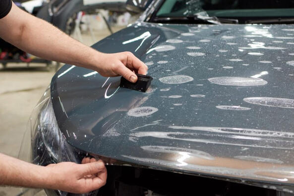 Vinyle ou polyuréthane : quel est le meilleur pour une voiture ?