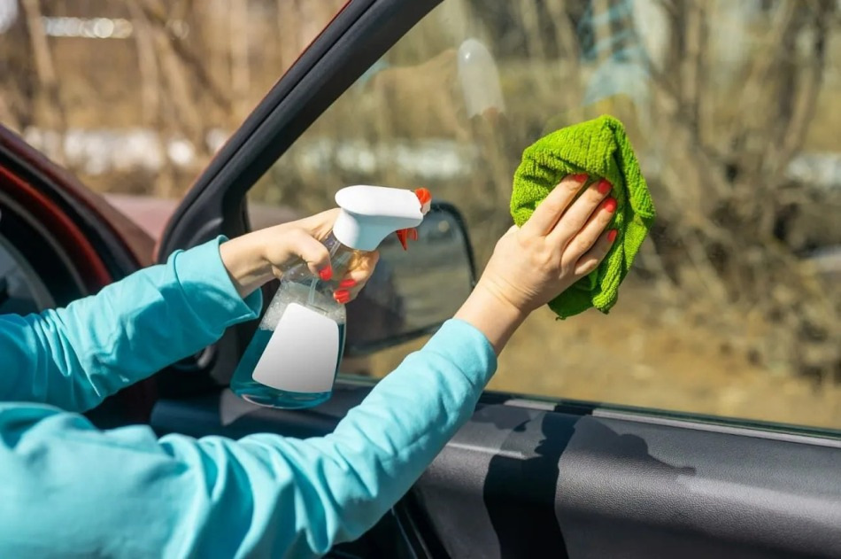 Comment entretenir les vitres d’une voiture : nettoyage et protection contre les dommages