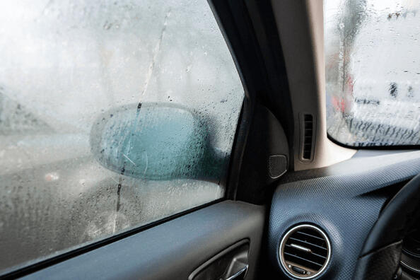 Antibuée pour vitre de voiture : comment choisir ?