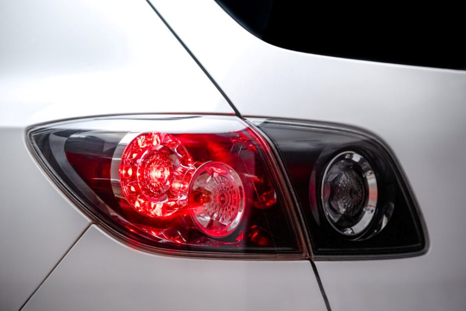 Remplacement des feux arrière d’une voiture : conseils utiles