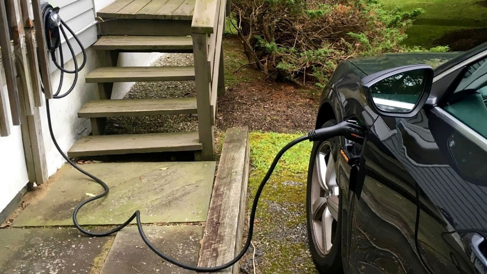 Comment utiliser une voiture électrique pour alimenter la maison : avantages et possibilités