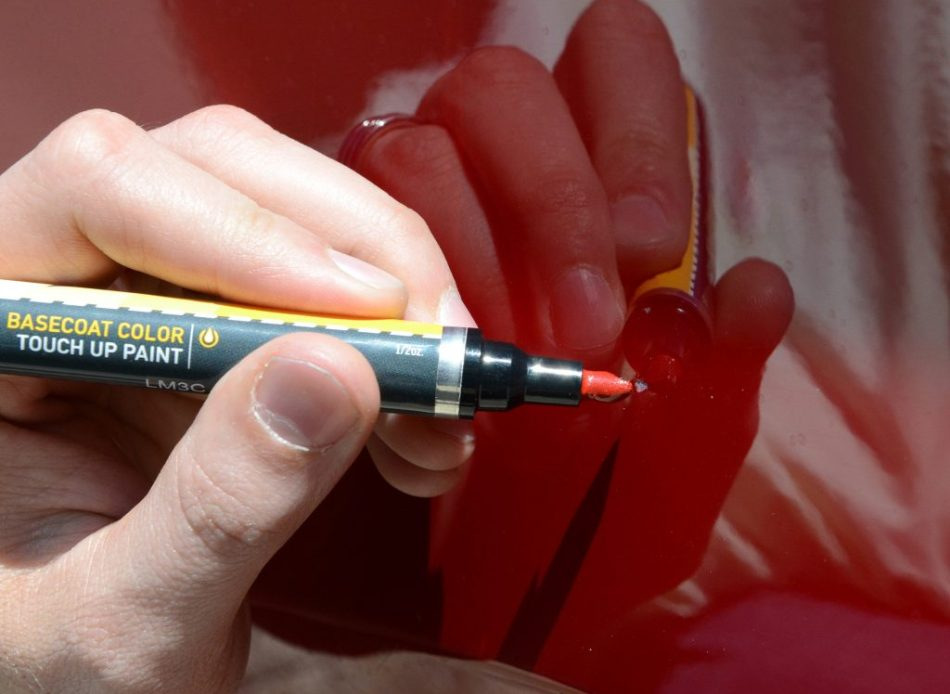 Comment choisir un crayon pour teinter une voiture : conseils