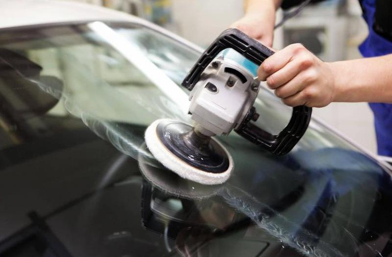 Pourquoi est-il nécessaire de polir le pare-brise de la voiture ?