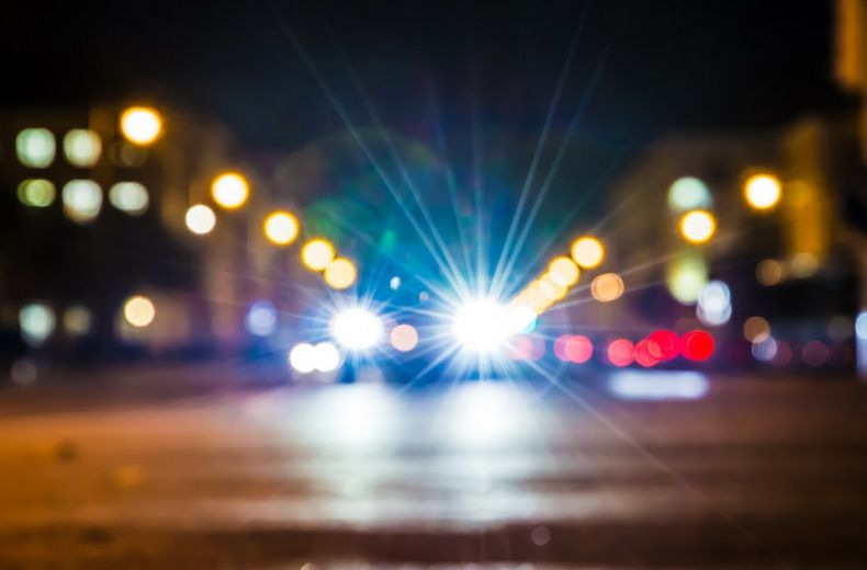 Pourquoi un phare de voiture brille plus qu’un autre : raisons et que faire