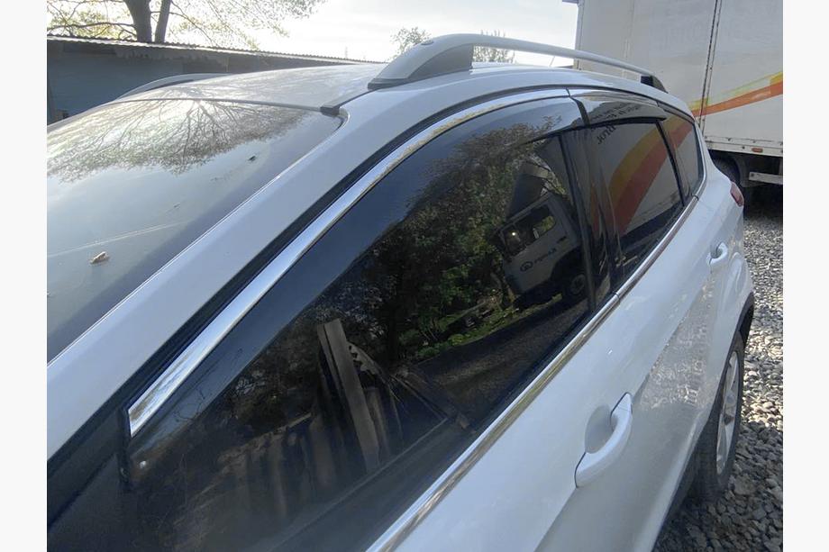 Ford Kuga/Escape 2013-2019 Deflecteurs de Vitres avec Moulure Chromee Niken Luxury (4 pcs) Image