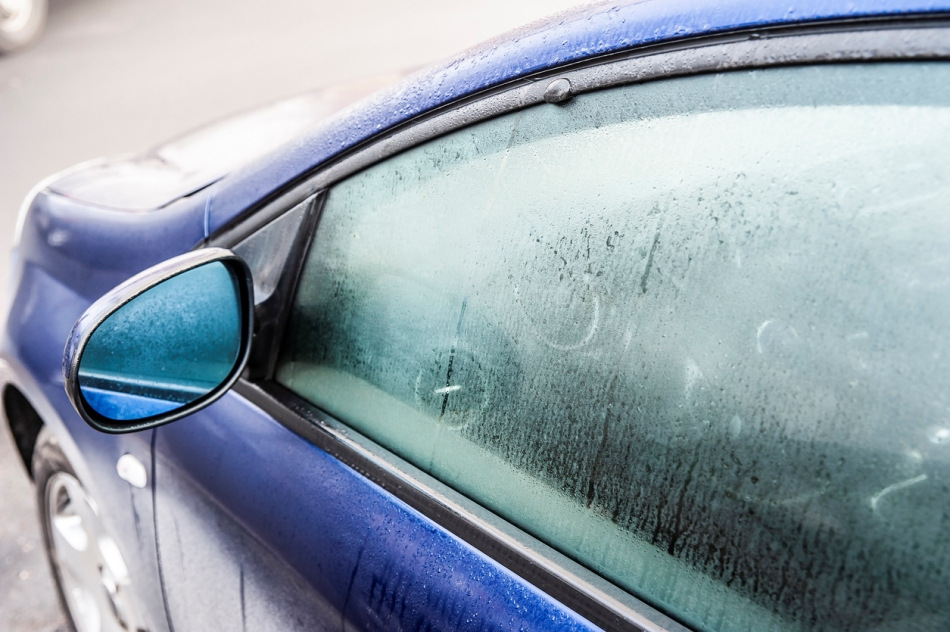 Comment lutter contre la buée sur les vitres de la voiture ?