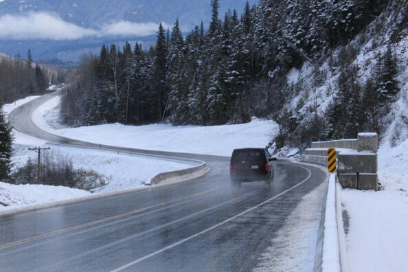 Comment éviter un accident sur une route glissante ?