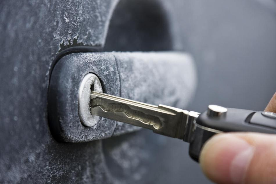 Comment réchauffer rapidement une serrure gelée dans une voiture ?