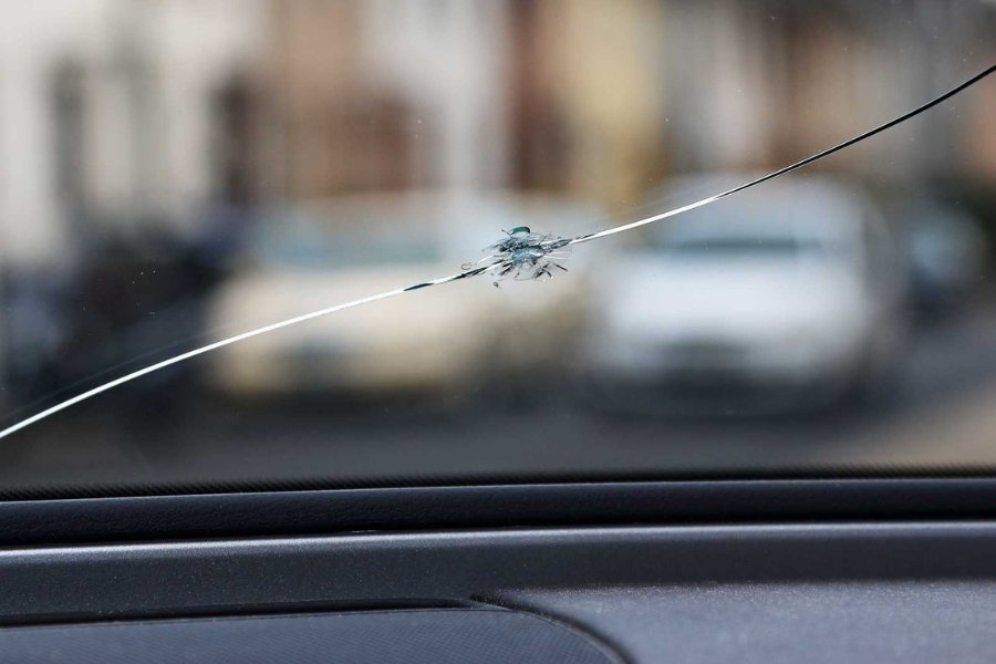 Que faire si des fissures apparaissent sur le pare-brise ?