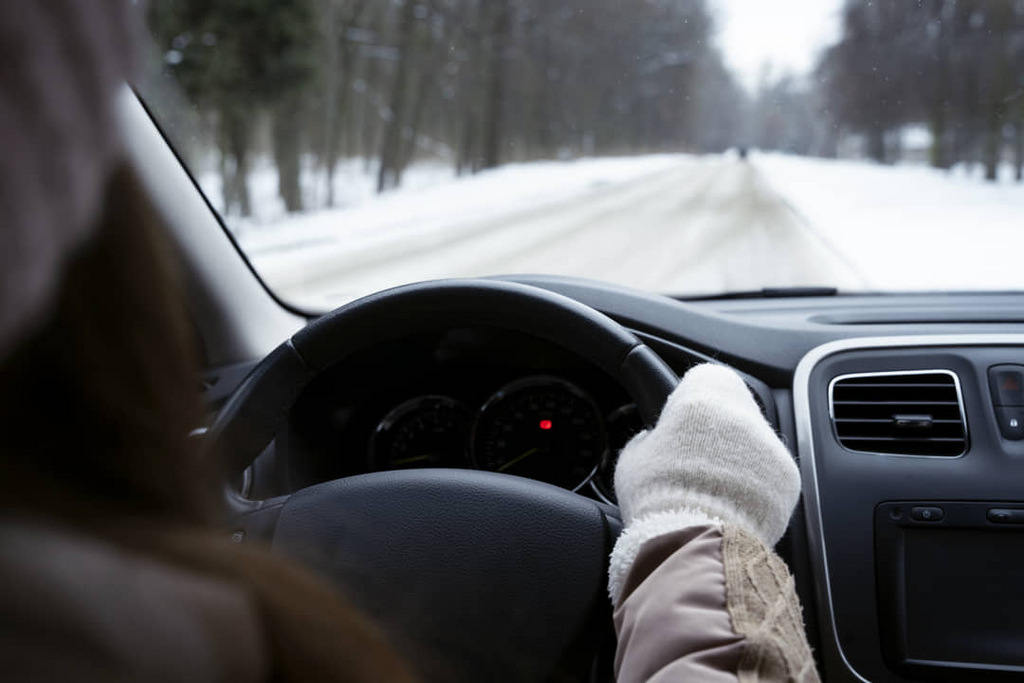Comment protéger l’intérieur de la voiture de la saleté et de l’humidité en hiver ?