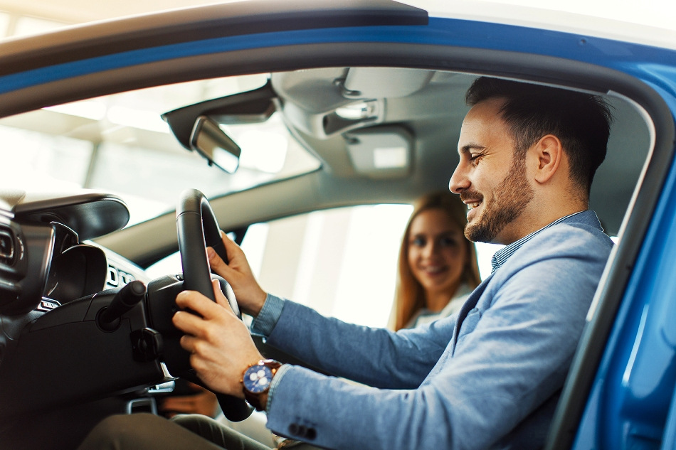 Choisir la première voiture : conseils pour les conducteurs débutants