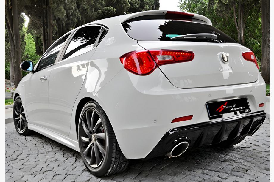 Alfa Romeo Giulietta 2010-2020 Diffuseur Arrière DPT V-1 (Noir Brillant) Image