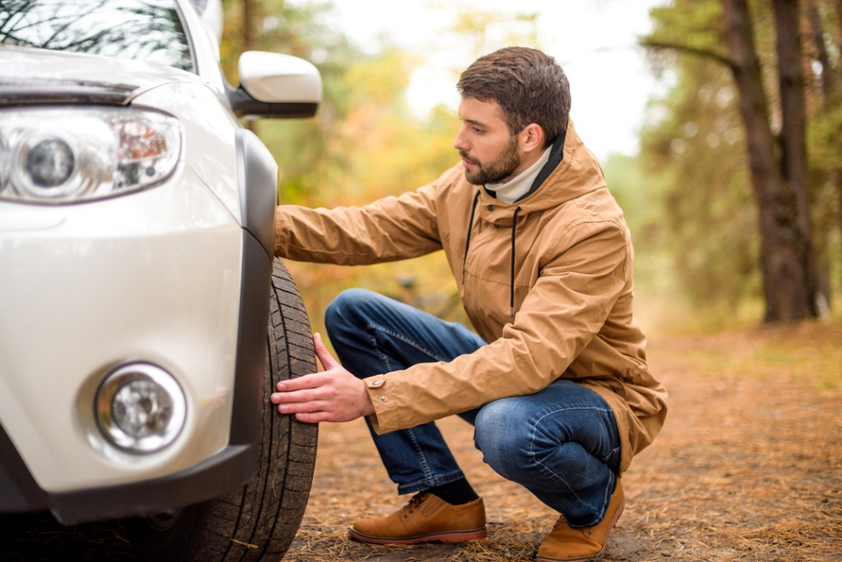 Comment vérifier la voiture avant un long voyage
