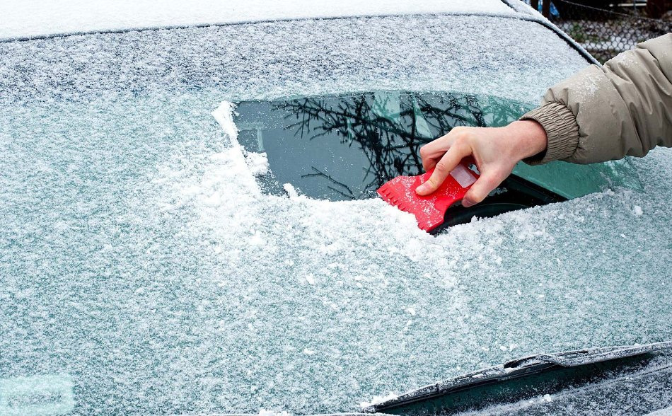 Que faire si la vitre de la voiture est gelée ?