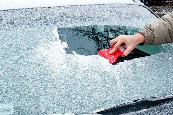 Que faire si la vitre de la voiture est gelée ?