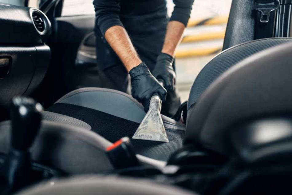 À quelle fréquence l’intérieur de la voiture doit-il être nettoyé à sec ?