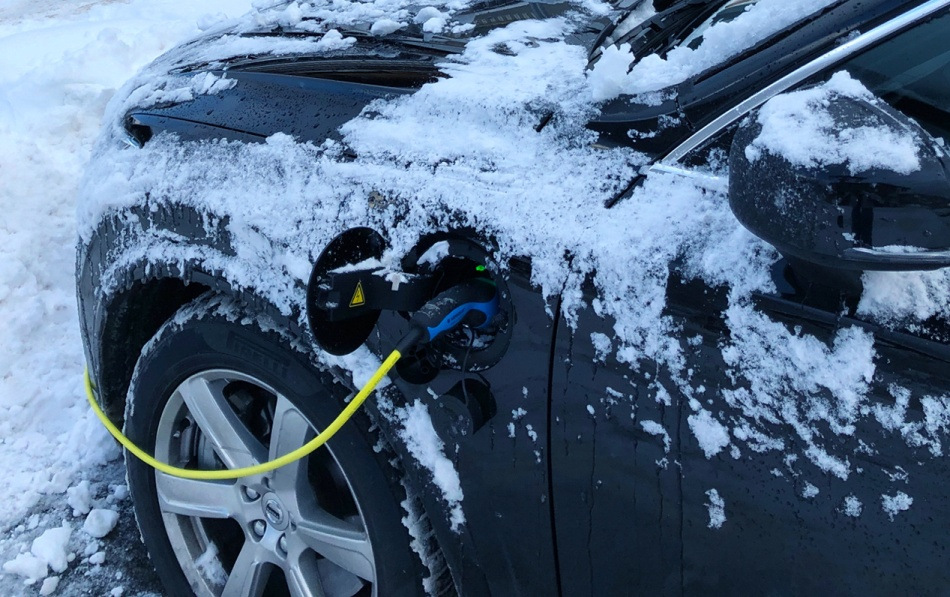 Comment bien utiliser une voiture électrique en hiver : conseils pour une conduite confortable et économique