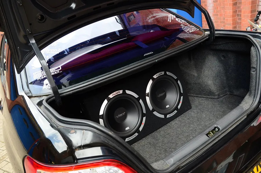 Caisson de basses dans une voiture : qu’est-ce que c’est et pourquoi est-il nécessaire ?