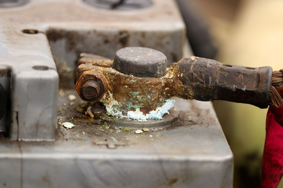 Comment nettoyer les bornes de la batterie de l’oxydation ?
