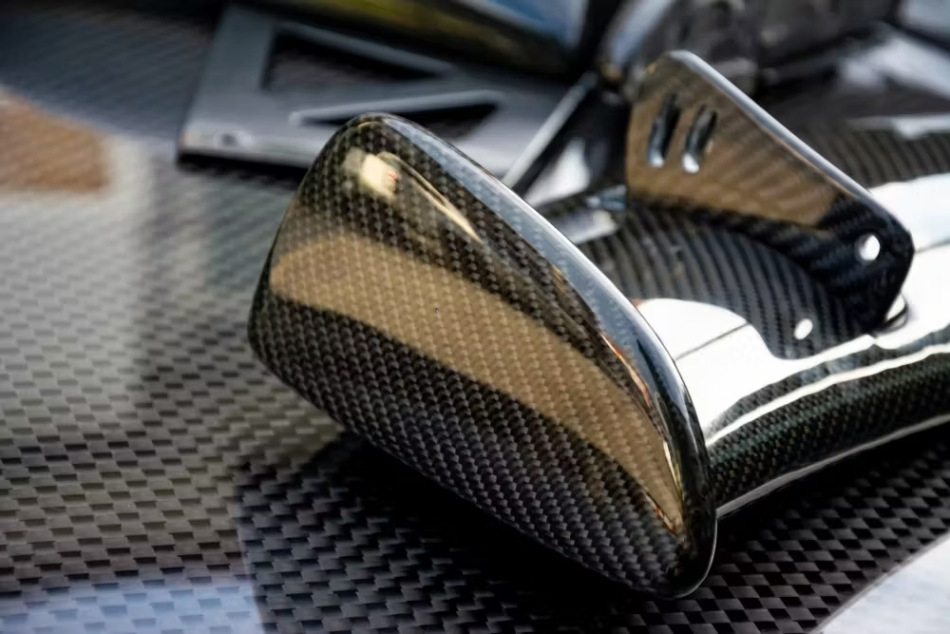 Comment combiner la fibre de verre et le carbone dans le tuning automobile ?