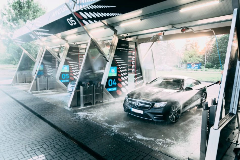 Comment laver correctement une voiture dans une station de lavage en libre-service ?