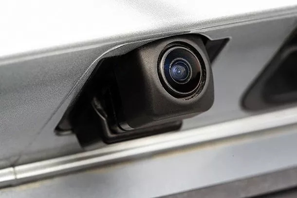 Comment installer une caméra de recul sur une voiture : instructions étape par étape