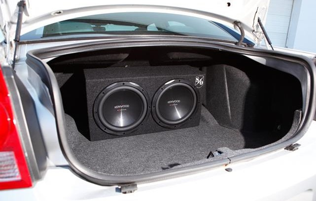 Comment choisir un bon caisson de basses pour votre voiture : conseils pour les mélomanes