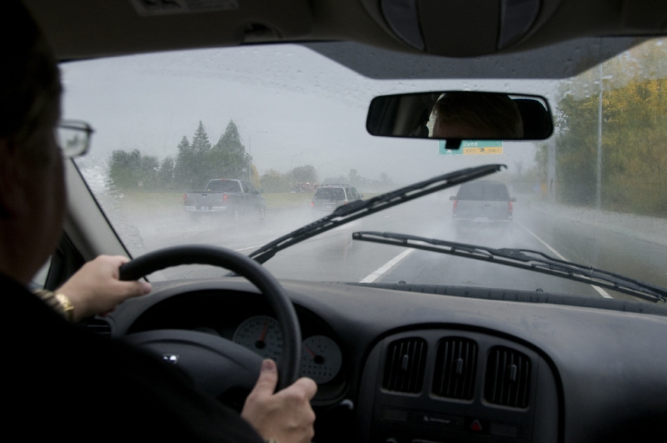Comment améliorer la visibilité en voiture : conseils pour les automobilistes