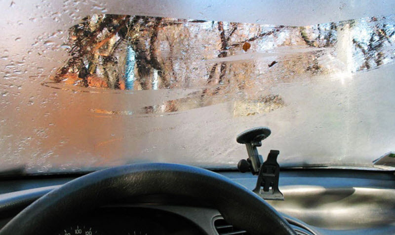 Pourquoi les vitres des voitures transpirent : causes et solutions